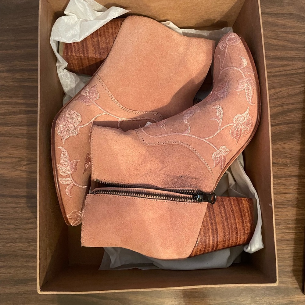 Huma Blanco Suede Heeled Ankle Boots Size 38